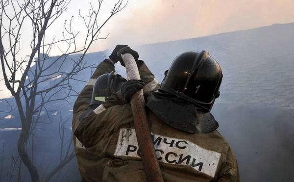 Во время пожара в частном доме удалось эвакуировать 8 человек в якутском городе Алдан
