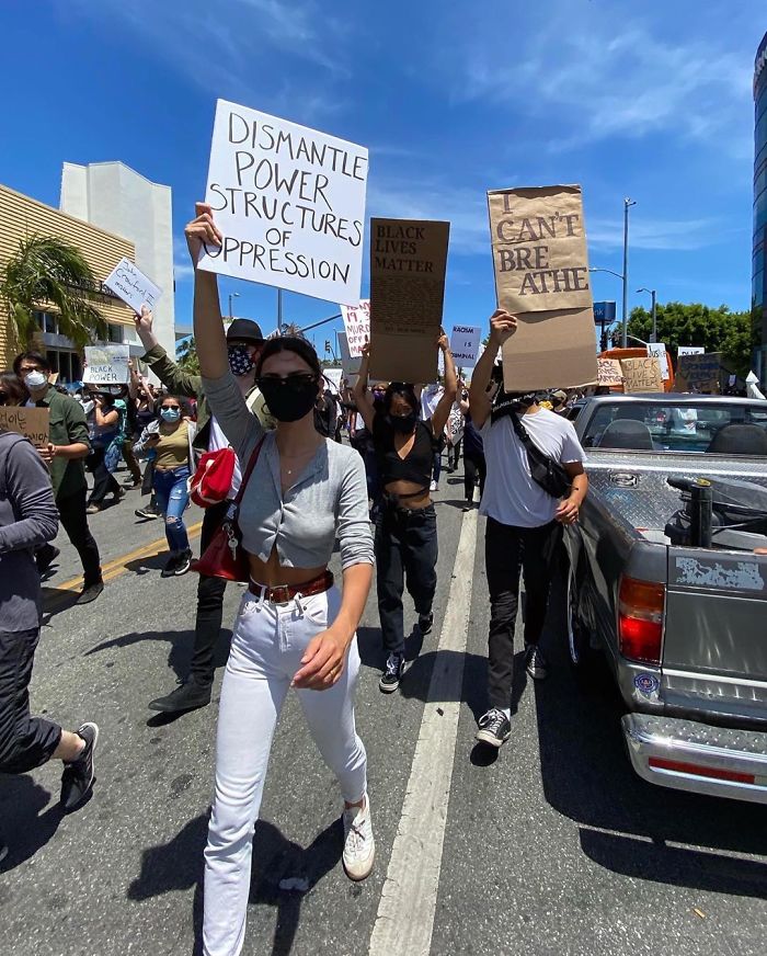7 знаменитостей, которые вышли на митинги в США из-за убийства темнокожего