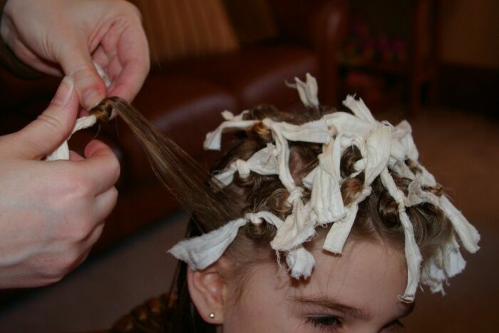 В своё время наши мамы и бабушки крутили волосы на самодельные бигуди и локоны, между прочим, получались отменные. \ Фото: i.pinimg.com.