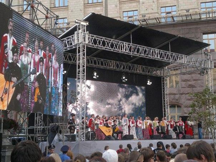 Все хотели подойти поближе к сцене, однако сделать это было невозможно Все хотели подойти поближе к сцене, однако сделать это было невозможно