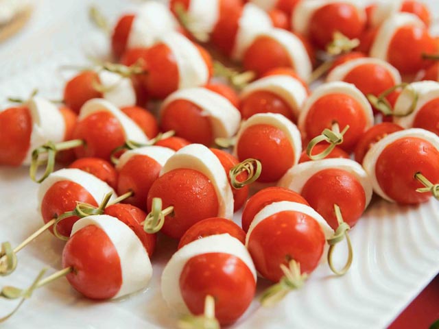 Канапе на шпажках на праздничный стол! Канапе на шпажках на праздничный стол!