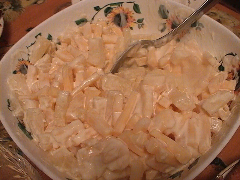 Салат из ананасов и сыра