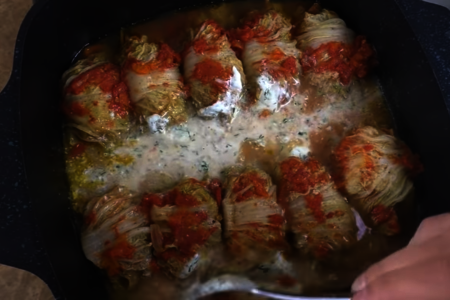 Капустные завиванцы. заворачиваем мясо в лист капусты и заливаем соусом - не голубцы: фото шаг 6 Капустные завиванцы. заворачиваем мясо в лист капусты и заливаем соусом - не голубцы: фото шаг 6