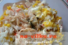 Салат с крабовыми палочками и печёной сёмгой Салат с крабовыми палочками и печёной сёмгой