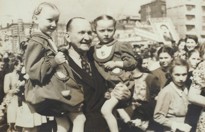 Александр Вертинский с дочками Марианной и Анастасией. / Фото: www.litfund.ru Александр Вертинский с дочками Марианной и Анастасией. / Фото: www.litfund.ru