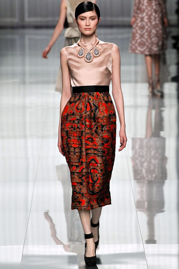 На фото модель демонстрируют коллекцию осень-зима 2012-2013гг. от Christian Dior Christian Dior не хватает Гальяно. Коллекция осень-зима 2012-2013