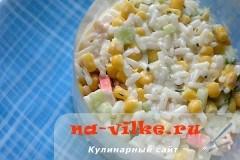 Салат с крабовыми палочками и печёной сёмгой Салат с крабовыми палочками и печёной сёмгой