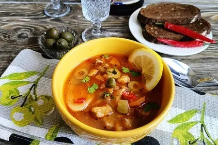 Готовим сборную рыбную солянку