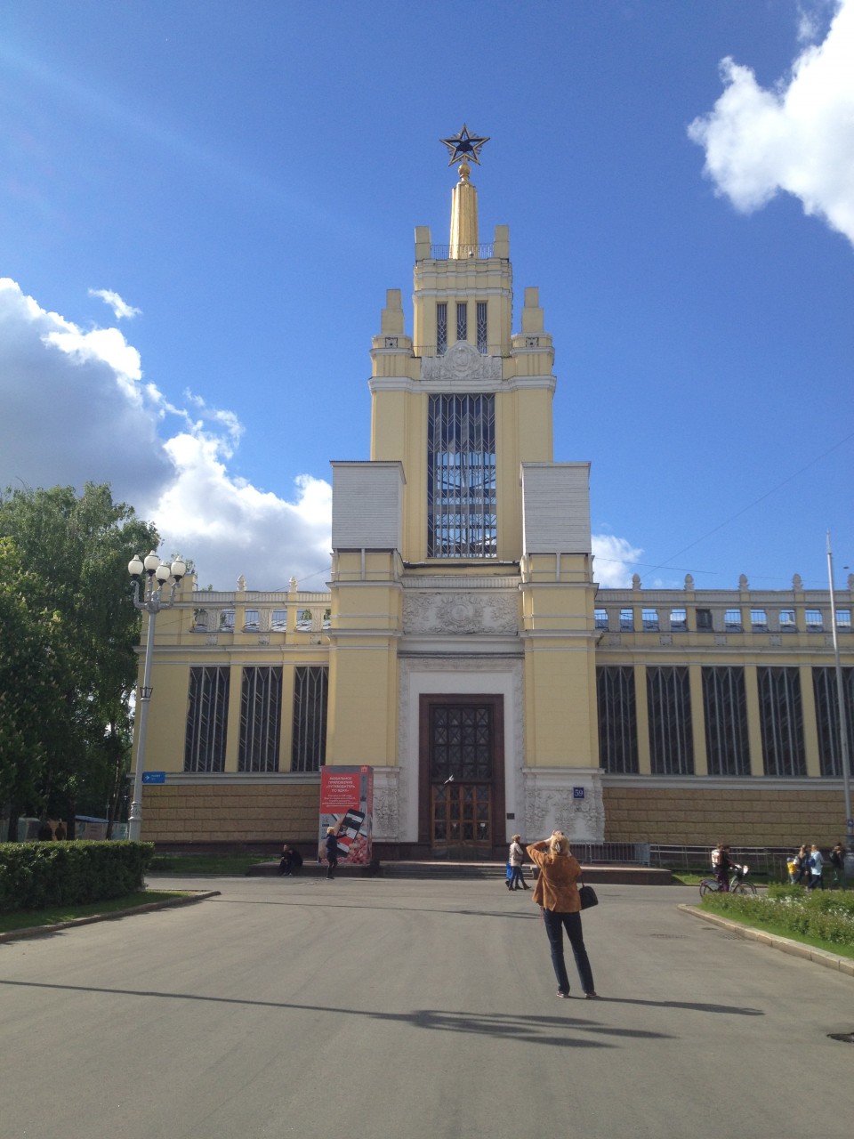 Яблони и тюльпаны на ВДНХ Яблони и тюльпаны на ВДНХ