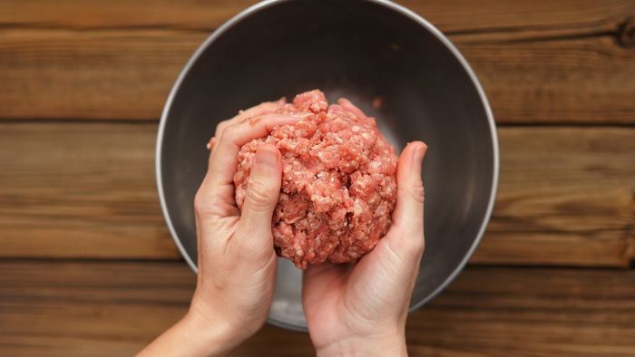Чтобы котлетки получились особенно вкусными, важно посолить фарш в определенное время. /Фото: a57.foxnews.com Чтобы котлетки получились особенно вкусными, важно посолить фарш в определенное время. /Фото: a57.foxnews.com