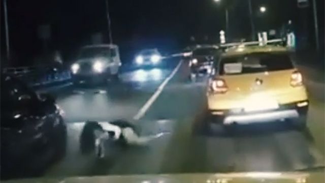 Видео: водитель сбил девушку на пешеходном переходе и скрылся с места ДТП