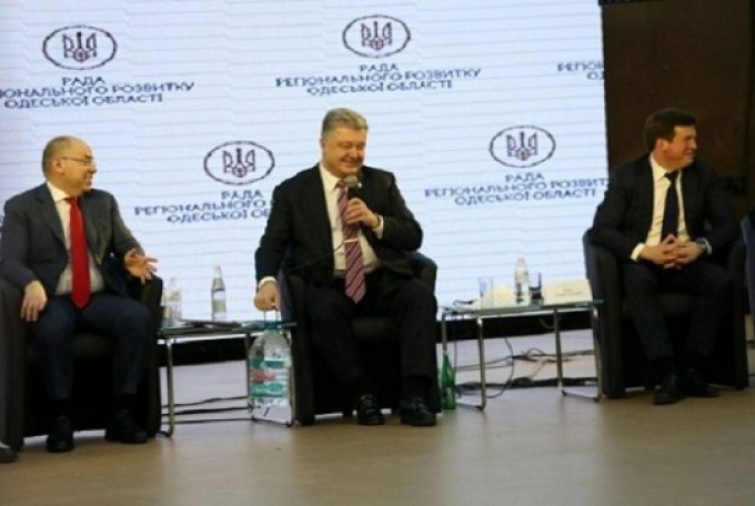 Соцсети веселятся: Порошенко подарили баклаху спирта