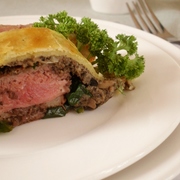 Утиная грудка со шпинатом и грибами, запечённая в слоёном тесте