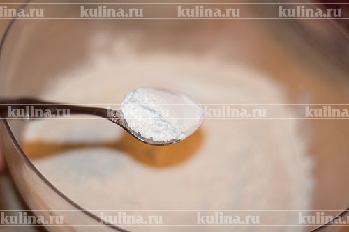 Брусничный пирог Смешать муку с разрыхлителем.