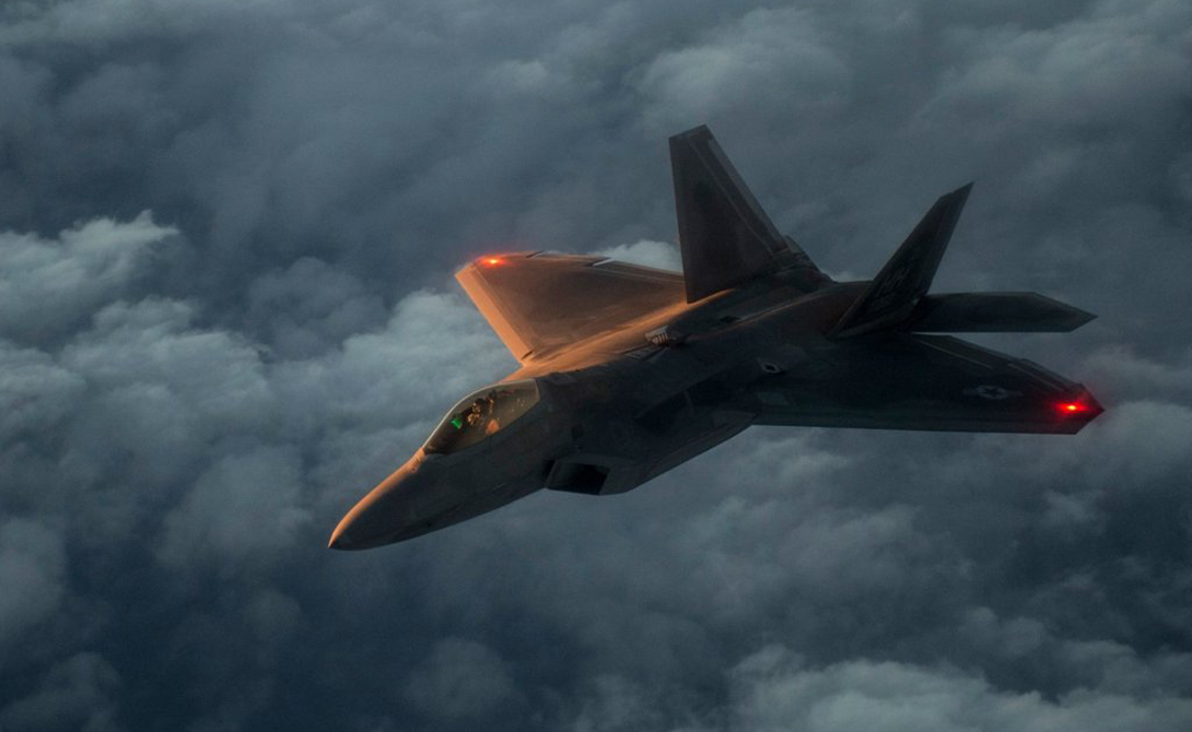 F-22 Максимальная скорость: 2 400 км / ч Максимальная дальность: 2 961 километров Двигатели: пара F119-PW-100 ТРДД с двумерными тягами векторизации сопел Вооружение: пушка M61A2 20-мм, две ракеты AIM-9 класса «воздух-воздух», шесть ракет AIM-120