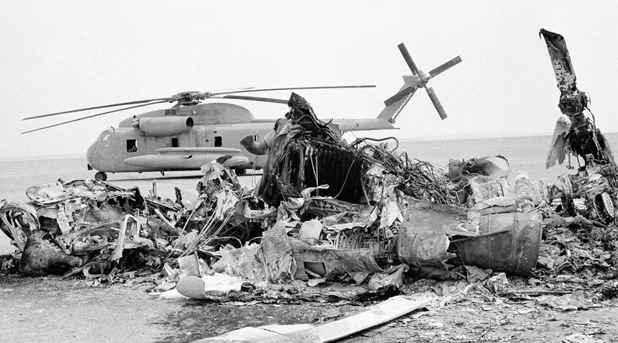 Операция «Орлиный коготь» Спецподразделение «Дельта» Дата: 24 апреля 1980 годаПотери: 8 коммандос, 5 вертолетовНи одного заложника не освобождено Эта катастрофическое попытка спасти американских заложников, удерживаемых иранцами в здании посольства в Тегеране, осталась самой большой ошибкой президента Картера. Провалы операции последовали с самого начала: из восьми вертолетов один рухнул в воду сразу после взлета с палубы авианосца, второй заблудился в пылевой бури и вынужденно вернулся на базу. Точкой высадки командование выбрало заброшенный британский аэродром, расположенный глубоко в пустыне. Разведка утверждала, что место глухое, но оказалось, что совсем рядом проходит оживленное шоссе — операция была демаскирована. При дозаправке одного из оставшихся вертолетов произошла авария. Он врезался в самолет-заправщик и в результате пожара погибло восемь человек. После этого командование свернуло операцию и экстренно эвакуировало бойцов с территории Ирана.