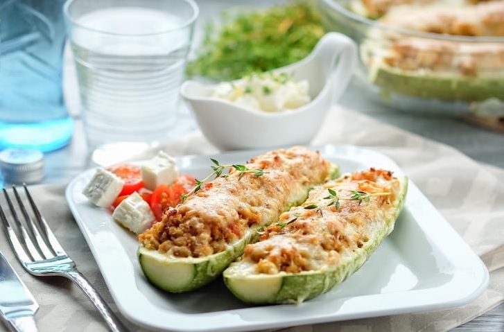 Кабачки с куриным фаршем, овощами и киноа