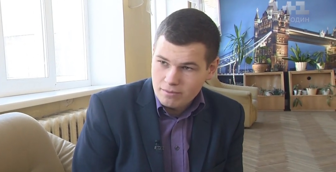 Молодой 26-летний директор школы не просто удивил, а перевернул все с ног на голову... Молодой 26-летний директор школы не просто удивил, а перевернул все с ног на голову...