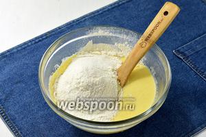 Вмешать просеянную с содой (1 ч. л.) муку (2,5 стакана). Добавляйте муку постепенно, замешивая мягкое тесто. Тесто должно получиться как нежный мягкий пластилин. Собрать тесто в шар, накрыть полотенцем и оставить на 30 минут в тёплом месте.