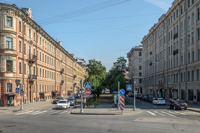 Дом на улице Декабристов (на фото слева) стал последним пристанищем поэта.