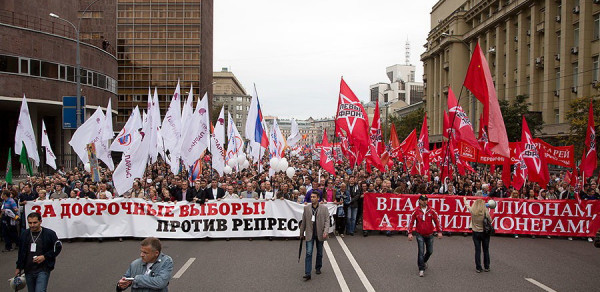 Почему коммунисты и либералы выступают против поправок в Конституцию РФ
