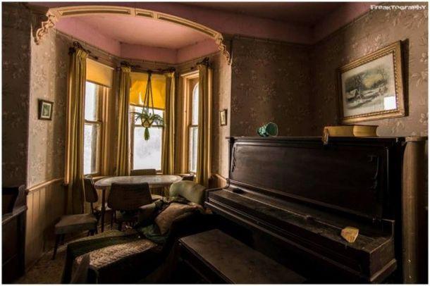Фотограф был шокирован, войдя внутрь этого заброшенного дома! Фотограф был шокирован, войдя внутрь этого заброшенного дома!