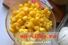 Салат с крабовыми палочками и печёной сёмгой Салат с крабовыми палочками и печёной сёмгой