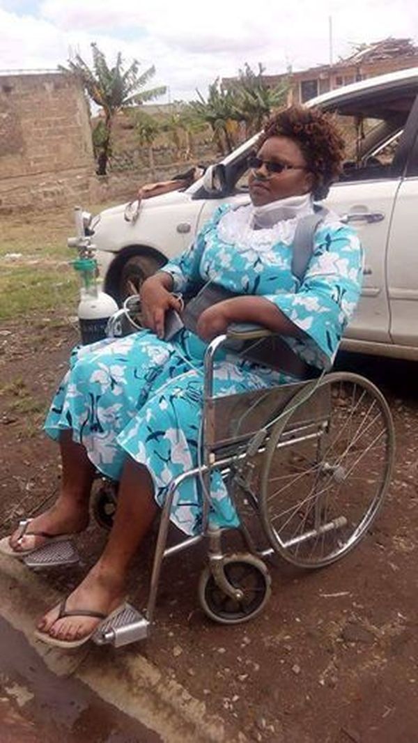 Бездомный ребенок подошел к машине, чтобы попросить мелочи, но то, что он увидел через окно, довело его до слез Бездомный ребенок подошел к машине, чтобы попросить мелочи, но то, что он увидел через окно, довело его до слез