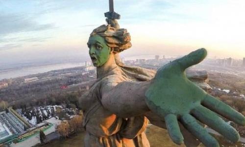 Команда Навального "изувечила" Родину-мать