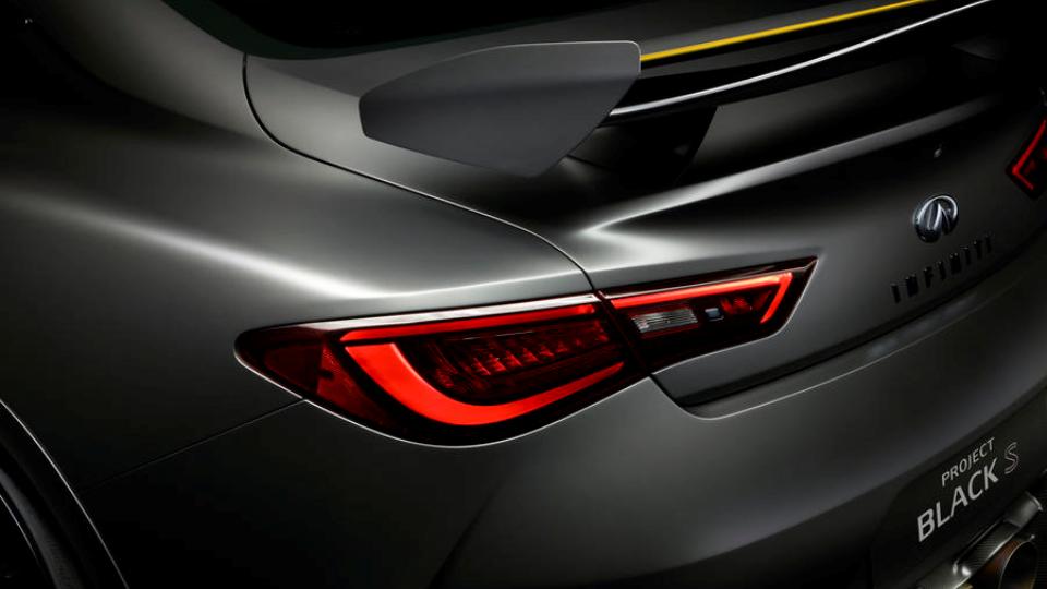 Концепт Q60 Black S оснастили гибридной силовой установкой с системой ERS. Фото 2