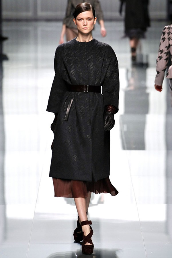 На фото модель демонстрируют коллекцию осень-зима 2012-2013гг. от Christian Dior Christian Dior не хватает Гальяно. Коллекция осень-зима 2012-2013