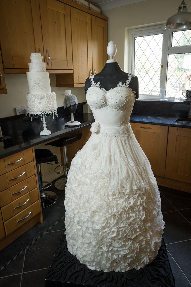 Это шикарное свадебное платье не захотела надеть ни одна невеста… Вы заметили почему?