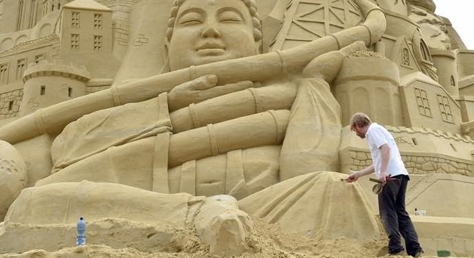 В Германии построили 17-метровый замок из песка, ставший новым рекордсменом в мире, германия, замок, красота, песок, своими руками
