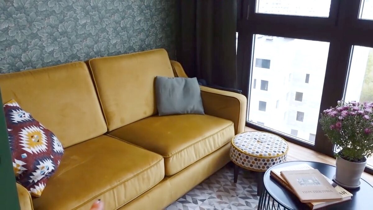 Желтый диван отлично вписывается в интерьер балкона