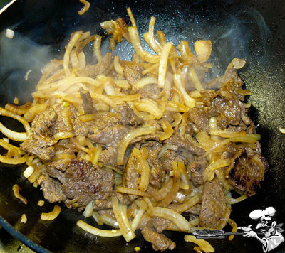 Пряная говядина с карамельным луком в лепешке Пряная говядина с карамельным луком в лепешке
