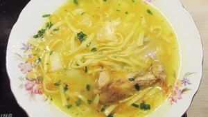 Фото к рецепту: Куриный суп с домашней лапшой.Очень вкусно и быстро Фото к рецепту: Куриный суп с домашней лапшой.Очень вкусно и быстро