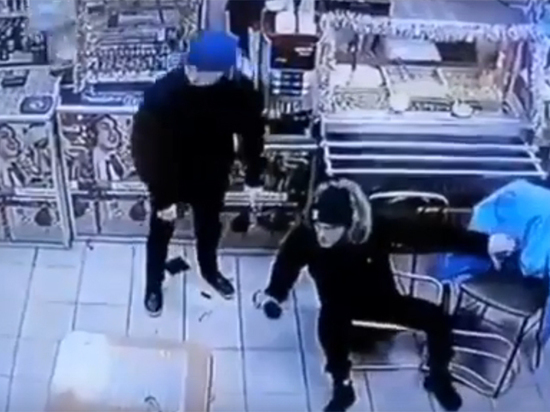 Избиение пошутивших над ветераном Чеченской юношей попало на видео Избиение пошутивших над ветераном Чеченской юношей попало на видео