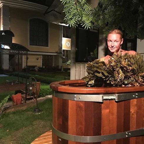 Даже купание голой в купели не привлекло подписчиков Даже купание голой в купели не привлекло подписчиков