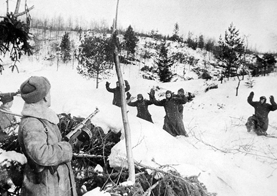 Немецкие солдаты сдаются в плен красноармейцам