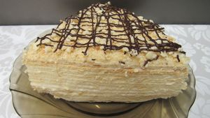 Фото к рецепту: Многослойный Сметанник - очень простой и вкусный торт Фото к рецепту: Многослойный Сметанник - очень простой и вкусный торт