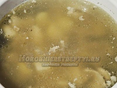 суп с курицей и черносливом и. original. суп с курицей и черносливом и фото. суп с курицей и черносливом и-original. картинка суп с курицей и черносливом и. картинка original. Диетические супы — важнейшая часть здорового питания. Но рецептов диетических блюд с курицей не так и много, и все они однотипны. Сегодня мы решили приготовить первое блюдо в английском стиле и подготовили для вас рецепт, который удивит вас новым, богатым вкусом и низкой калорийностью. Суп, который мы будем готовить, называется в оригинале коки-лики, что дословно переводится как курица и лук-порей. Очень неожиданный ингредиент для супа — чернослив — здесь играет второстепенную роль, но в конечном итоге именно он придает блюду интересный сладковатый вкус. Этот диетический куриный суп разнообразит повседневное меню. Вы давно не удивляли своих близких новым блюдом с неизбитым вкусом? Тогда этот рецепт для вас.