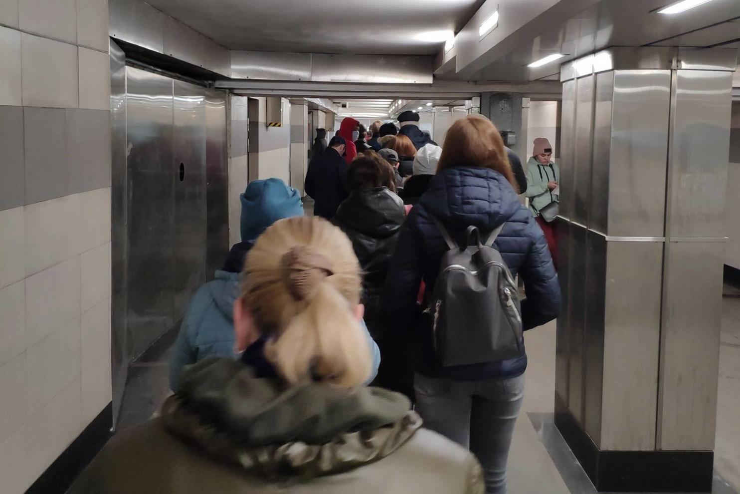 В московском метро образовались очереди из-за проверки пропусков