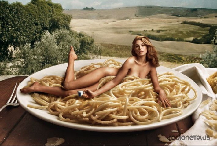 Мужчина решил расстаться с беременной любовницей. А через 9 месяцев получил открытку