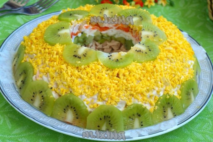 Салат слоёный с курицей и киви рецепт с