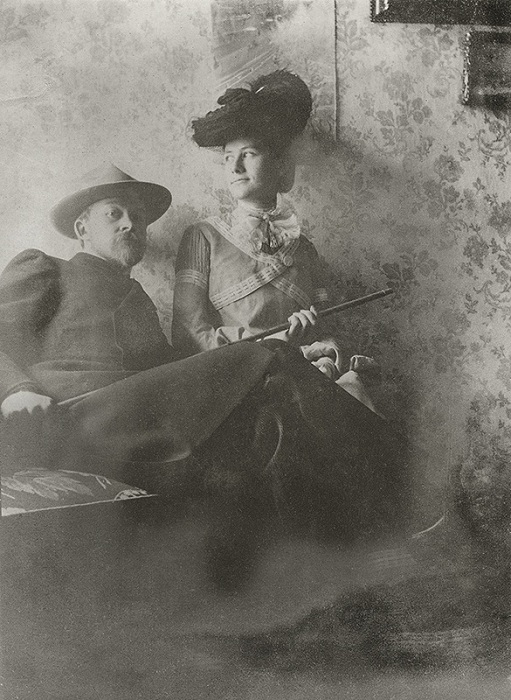 «Идем гулять». Борис Кустодиев c женой Юлией. 1903 год. Неизвестный автор. «Идем гулять». Борис Кустодиев c женой Юлией. 1903 год. Неизвестный автор.