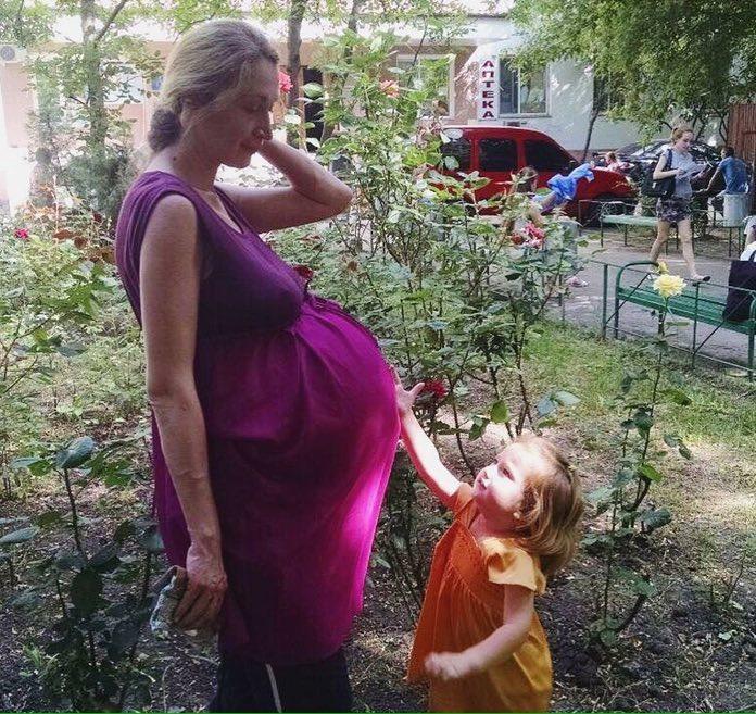 Когда женщину привезли в родильное отделение, врачи боялись к ней прикоснуться. Такого в их практике еще не было Когда женщину привезли в родильное отделение, врачи боялись к ней прикоснуться. Такого в их практике еще не было