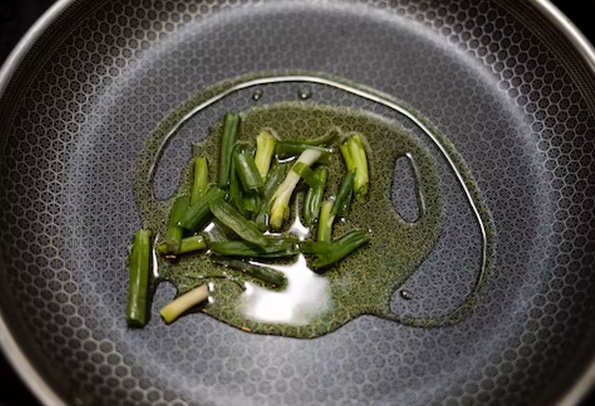 Диетолог Гинзбург ответил, насколько вредно есть подсолнечное масло