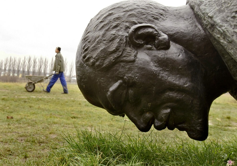 10 фото удивительных приключений памятников Ленину по всему миру