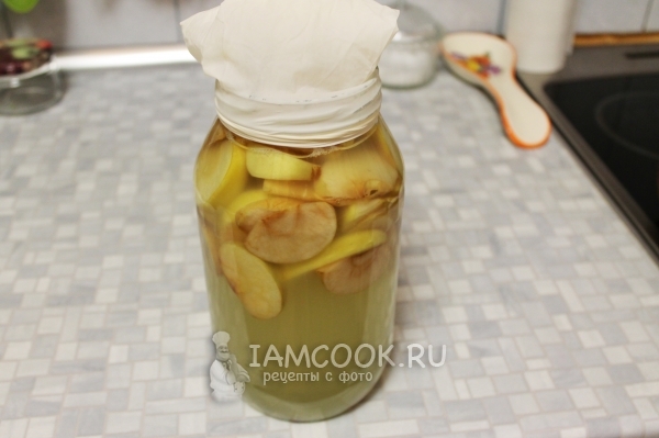 Дать банке с яблоками постоять