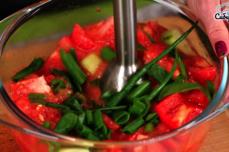 Холодный летний томатный суп-пюре гаспачо: шаг 4